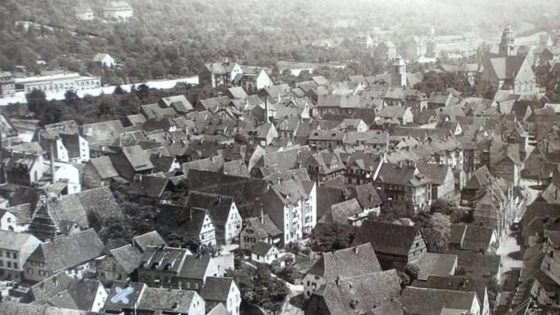 Brötzingen in den 1920er Jahren mit grünem Maihälden - historische Aufnahme
